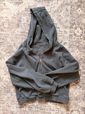 Ptula Zip Up